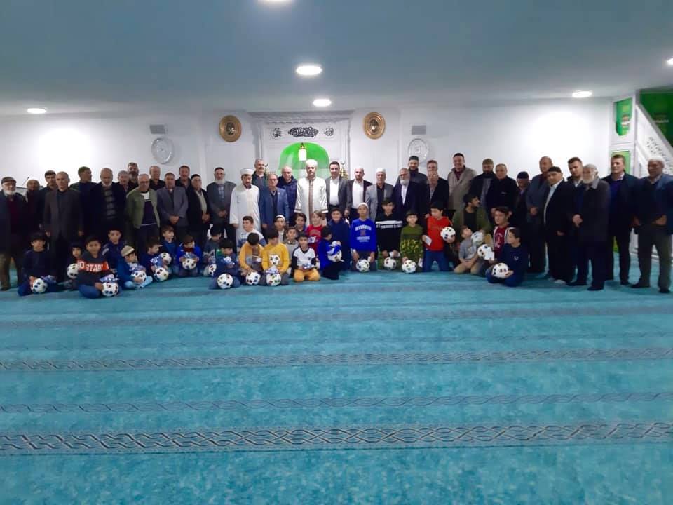 Camiye Koşuyoruz Namazla Buluşuyoruz"